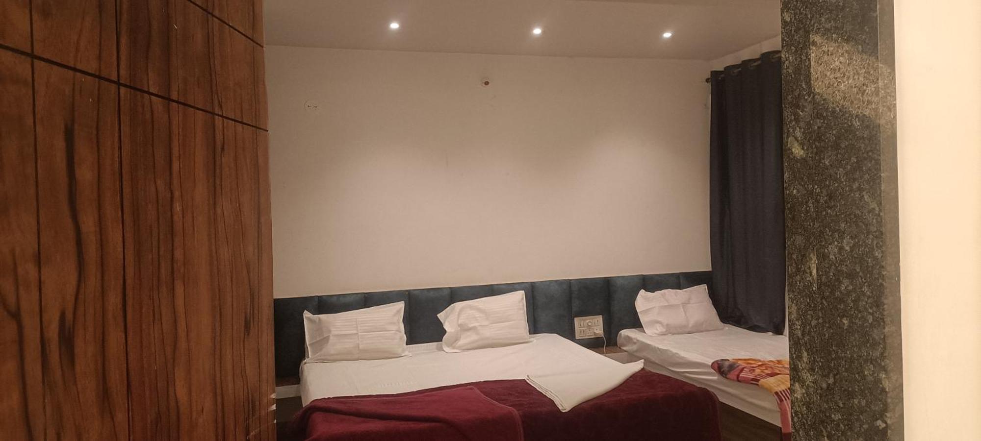 Maharaja Guest House Nashikkar Akalkot 外观 照片